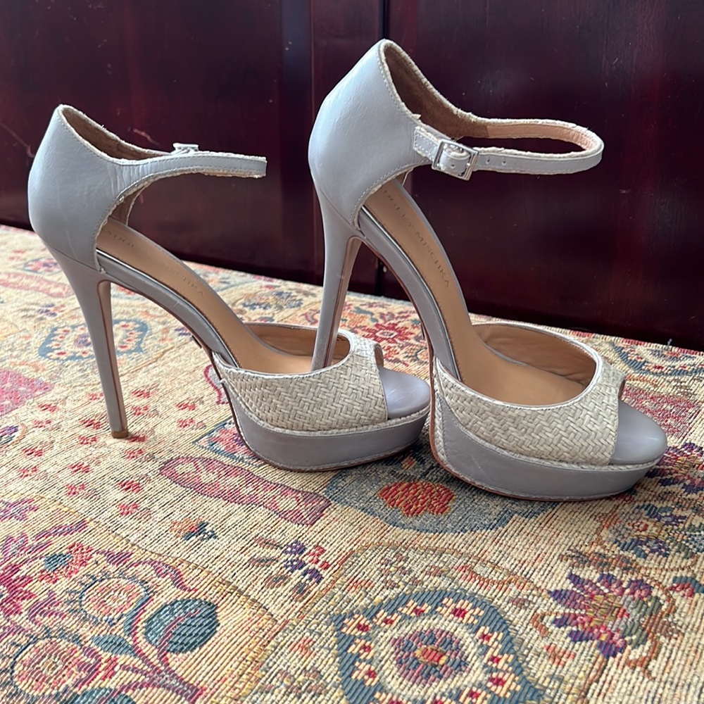Badgley Mischka grey& white leather heels